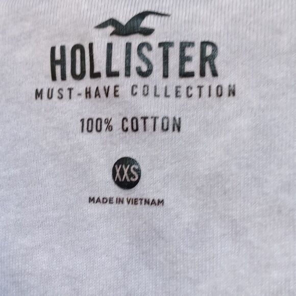 Hollister Light Gray Short Sleeve Tee - Picture 2 of 4